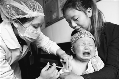 重慶梁平縣禮讓衛生院的護士正在為一名幼童接種疫苗。 劉 輝攝
