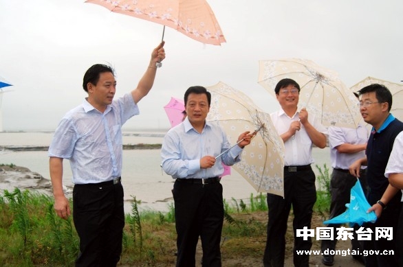 李強在我市領導祁彪、葛啟發等的陪同下頂著強風、冒著暴雨視察沿海梁南墾區週邊海堤。