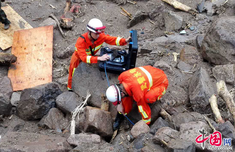 福建泰寧山體滑坡現場：武警使用“生命探測儀”全力搜救