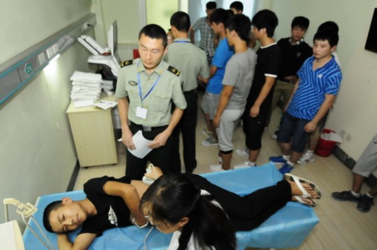 男性征兵体检的照片;; 济南首批志愿参军青年今日体检大学生占一半