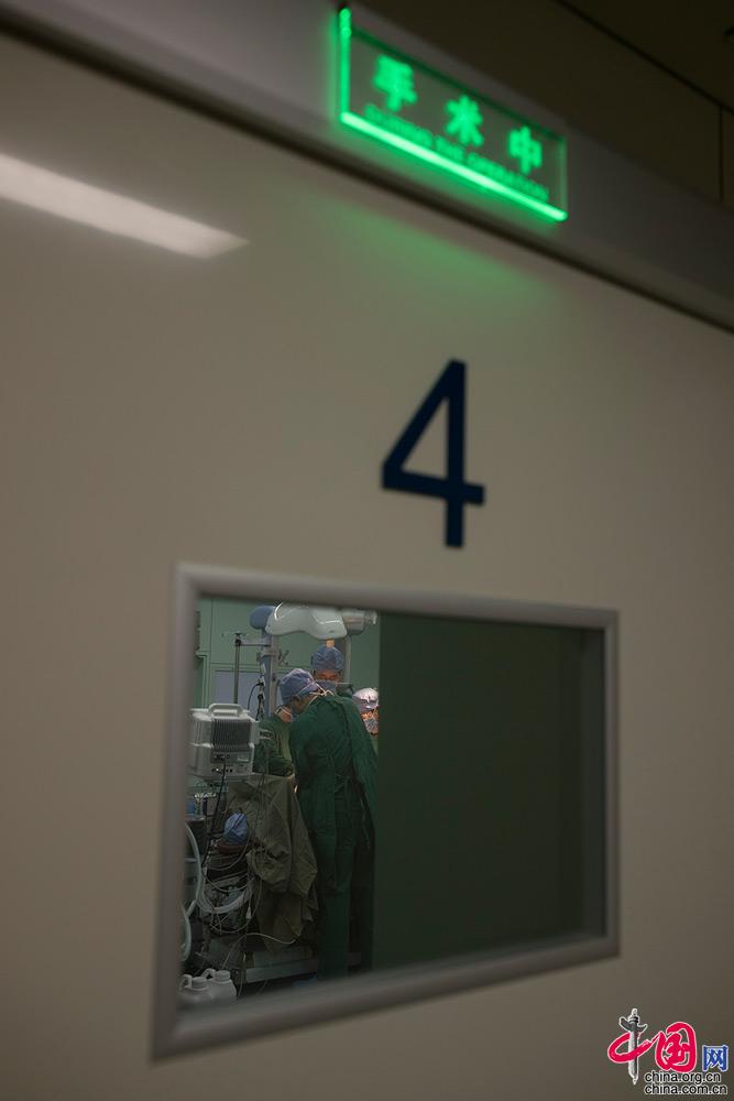 4号手术室门上"手术中"三个字亮了. 中国网 杨佳 摄影