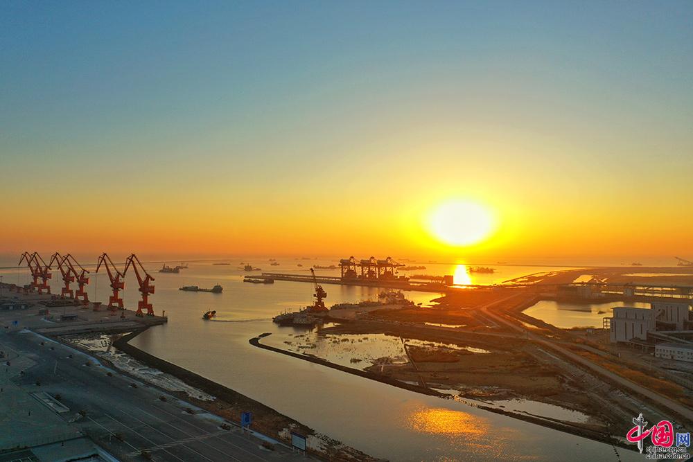 2021年01月1日,江苏盐城滨海港日出.远航摄影