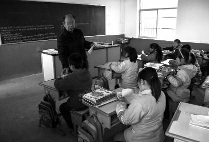小学教师领工资不上课 雇退休老师替其代课(
