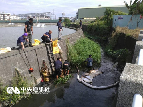 台灣高屏溪遭油污染 致高雄約2萬戶居民停水(圖)