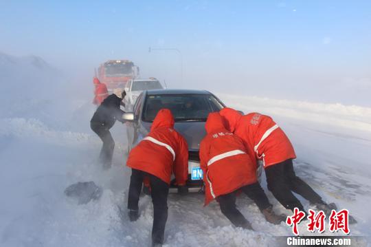 新疆瑪依塔斯遭遇風吹雪417名滯困旅客被轉移