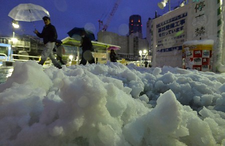 日本多地迎強降雪天氣 數十釐米積雪致交通受阻(圖)