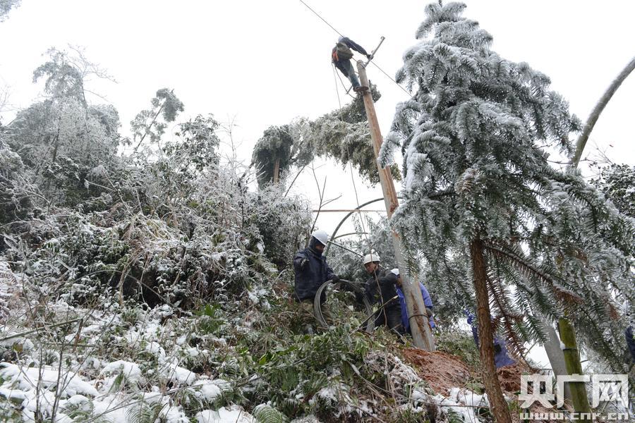 迎戰冰雪災害 福建各地停電線路逐步恢復供電(圖)