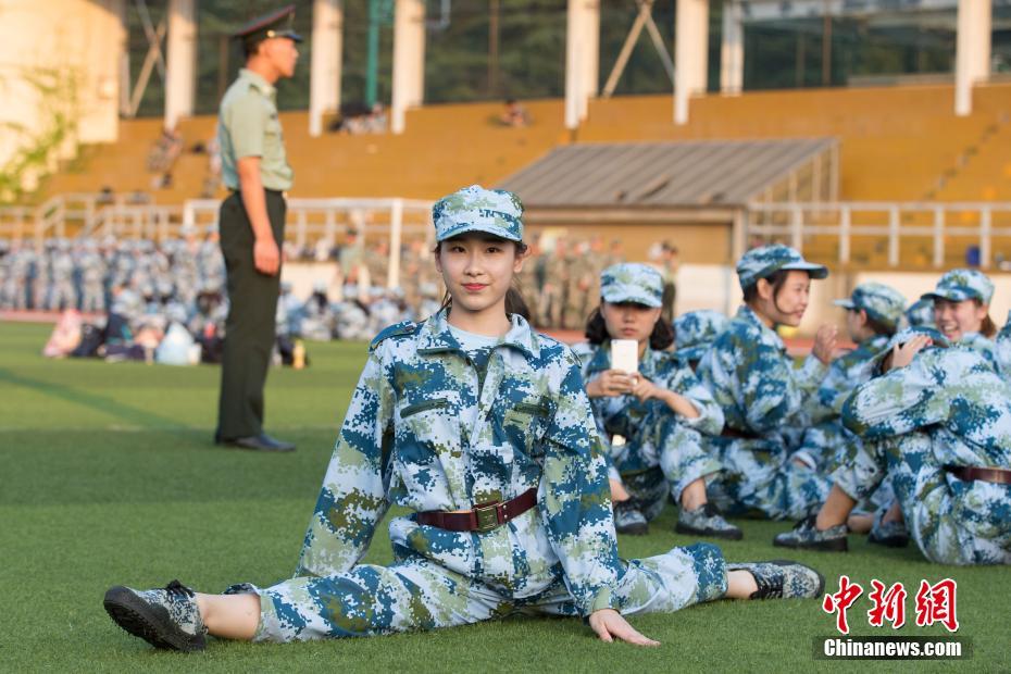 南藝新生軍訓 “軟妹子”大秀一字馬