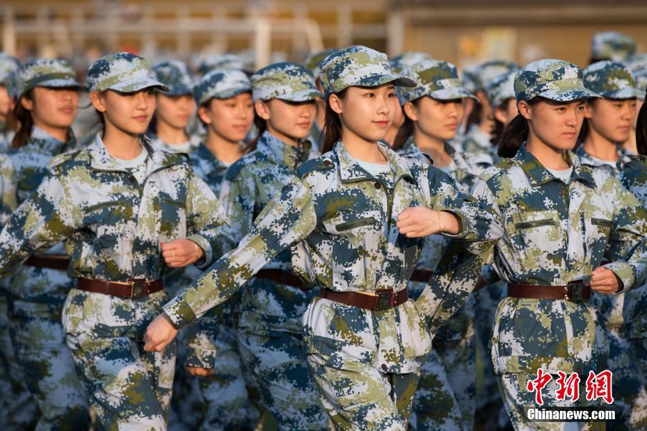 南藝新生軍訓 “軟妹子”大秀一字馬