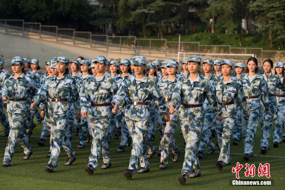 南藝新生軍訓 “軟妹子”大秀一字馬